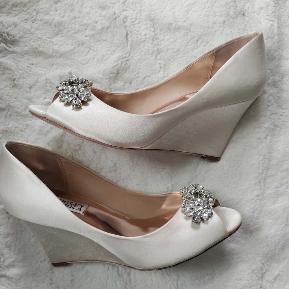 Badgley Mischka Beautiful satin wedge shoes size 7